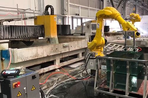 Oibríonn Chikal Handling Robot Le Meaisín Gearradh Léasair